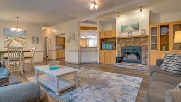 Una televisión, una chimenea