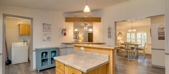 Cabin J at Safe Harbor Brady Mountain on Lake Ouachita!