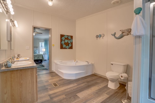 Cabin J at Safe Harbor Brady Mountain on Lake Ouachita!