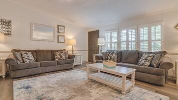 Una televisión, una chimenea