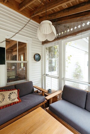 TV connectée, cheminée, table de tennis de table, livres