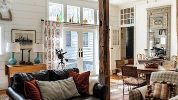 Älytelevisio, takka, pöytätennispöytä, kirjoja