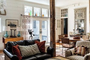 Smart TV, chimenea, tenis de mesa y libros