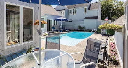 2-bedroom condo, private pool, 6-minute drive to Cape Cod Beaches