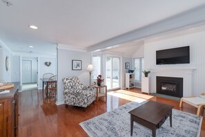 スマートテレビ、暖炉、書庫