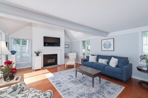 スマートテレビ、暖炉、書庫