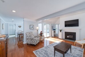 Smart TV, fireplace - Pool Villas- 2 bedrooms, 2 baths, sleeps 4, heated pool, gas fireplace, grill (Mashpee)