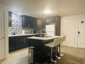 Refrigerador, microondas, horno y parrilla de estufa