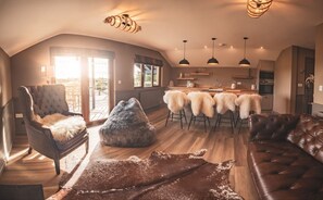 Panoramic Cabin | Individually decorated, individually furnished, laptop workspace - Zen Jungle Retreat (Holsworthy)