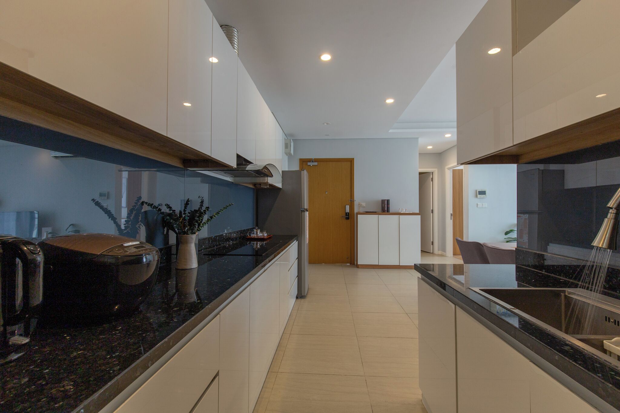 Réfrigérateur, micro-ondes, four, bouilloire électrique