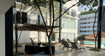 Studio with pool and Gym, 1 block from the beach.