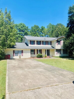 Exterior - Large Home with A Pool & Four Bedrooms (Tifton)