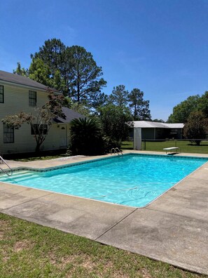 Outdoor pool - Large Home with A Pool & Four Bedrooms (Tifton)