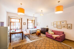 Studio | Living area | 32-inch TV with cable channels - Atelier by the River (Porto)