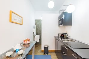 Studio | Private kitchen | Fridge, coffee/tea maker, electric kettle, toaster - Atelier by the River (Porto)