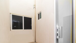 Um pequeno espaço fechado, com janela e porta.