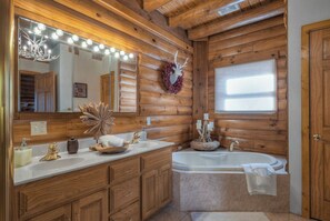 Dusche, Whirlpool, Haartrockner, Handtücher