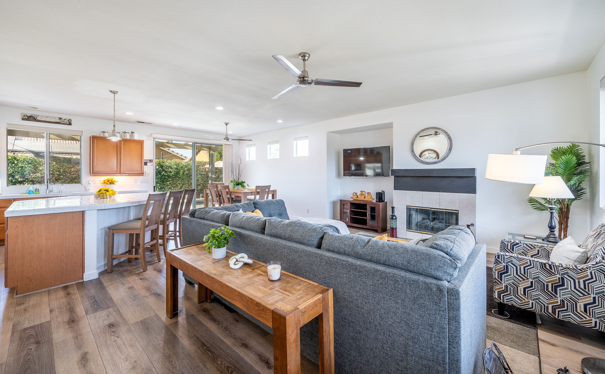 TV connectée, cheminée, table de tennis de table, livres