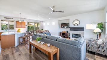 Smart TV, chimenea, tenis de mesa y libros