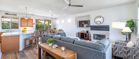 Smart TV, chimenea, mesa de ping pong, libros