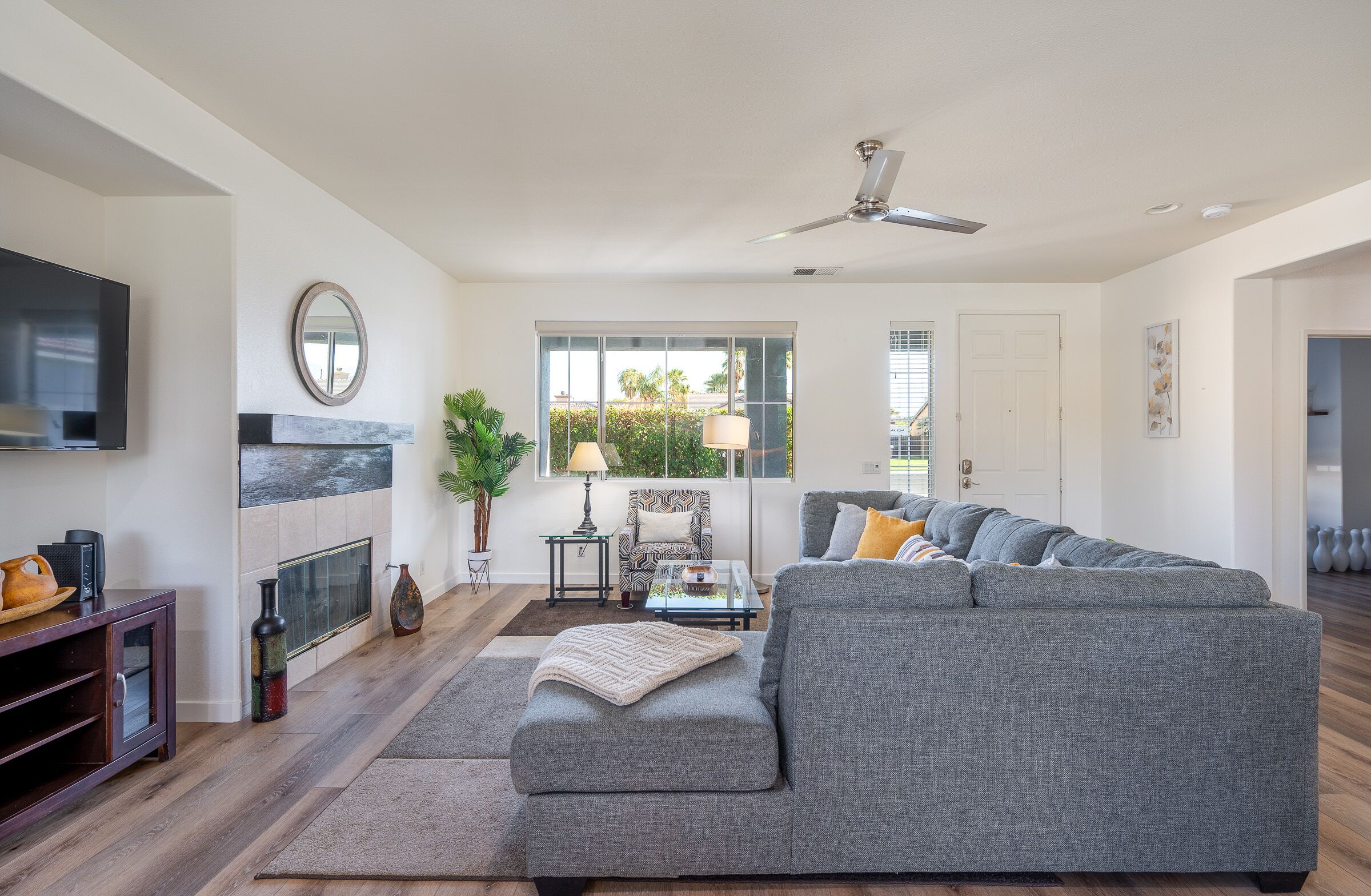 Téléviseur connecté, foyer, table de ping-pong, livres