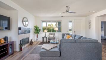 Téléviseur connecté, foyer, table de ping-pong, livres