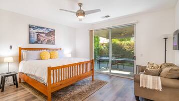 4 habitaciones, escritorio y tabla de planchar con plancha