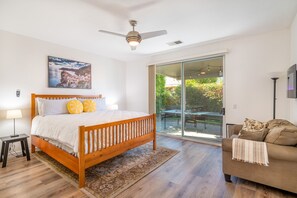 4 chambres, bureau, fer et planche à repasser, lit parapluie