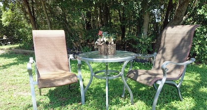 Country Comfort Apartment 8 miles from Round Top