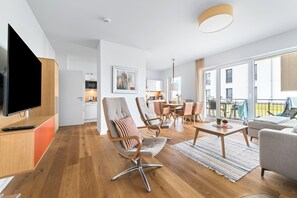 Fernseher, Kamin, Stereoanlage