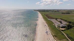 Vista aérea de una playa con un estacionamiento y edificios.