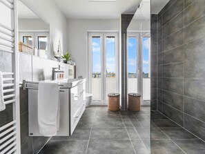 Shower, hair dryer - Admiralslounge- EG, Infrarotsauna, Grosse Dusche, Terrasse, Blick auf das Hafenbecken (Olpenitz)