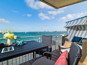 Outdoor dining - Admiralslounge- EG, Infrarotsauna, Grosse Dusche, Terrasse, Blick auf das Hafenbecken (Olpenitz)