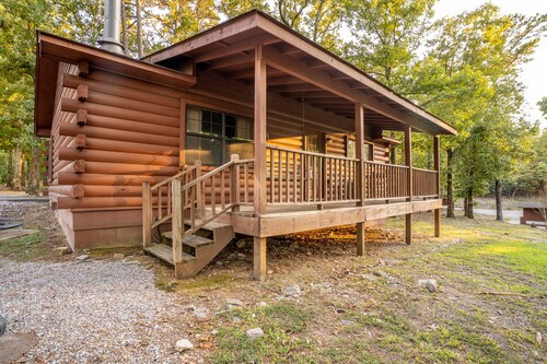 Cabin F at Safe Harbor Brady Mountain on Lake Ouachita!