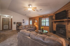 Een televisie en een open haard