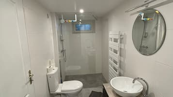 Een douche, een haardroger, handdoeken, zeep