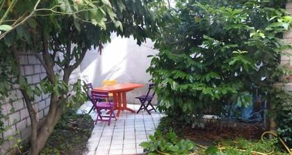 Cozy detached house 1 km from Paris