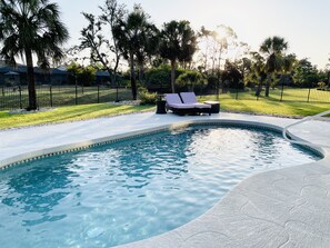 Alberca al aire libre y alberca climatizada