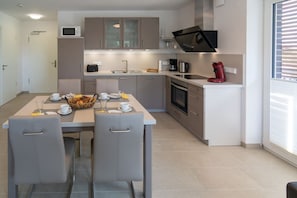 Mikrowelle, Geschirrspüler, Wasserkocher mit Kaffee-/Teezubehör, Toaster