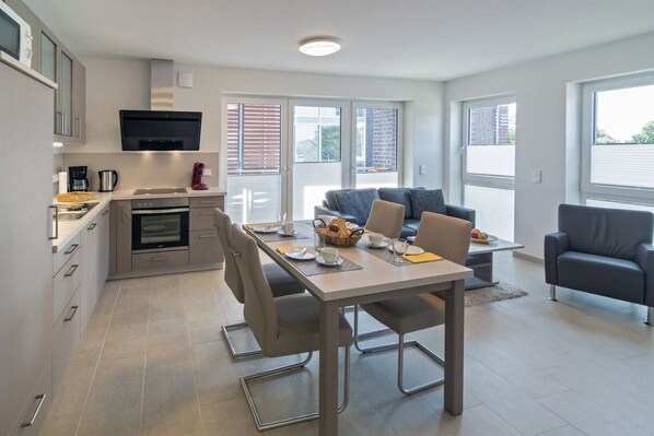 Mikrowelle, Geschirrspüler, Wasserkocher mit Kaffee-/Teezubehör, Toaster