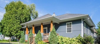 Updated Downtown House with Garage & Fast WiFi