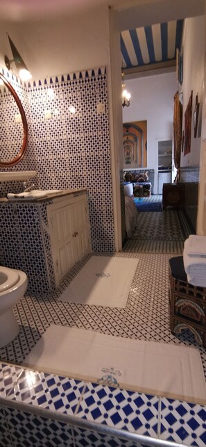 Doccia, asciugacapelli, asciugamani, sapone