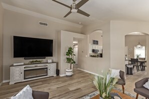 Smart TV, chimenea, videojuegos y biblioteca musical 