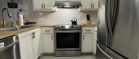 Refrigerador, microondas, horno, placa de cocina