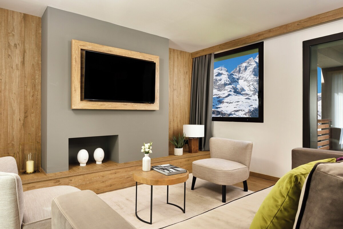 Executive-Suite | Wohnbereich | 43-Zoll-Flachbildfernseher mit Digitalempfang, Fernseher