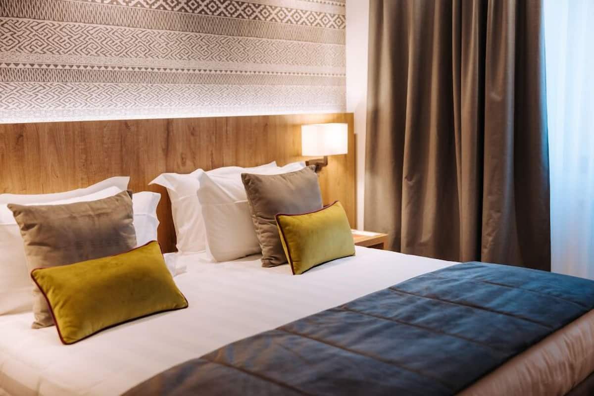 1 bedroom, hypo-allergenic bedding, minibar, in-room safe