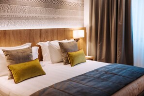 Bộ đồ giường kháng dị ứng, minibar, két bảo mật tại phòng, bàn 
