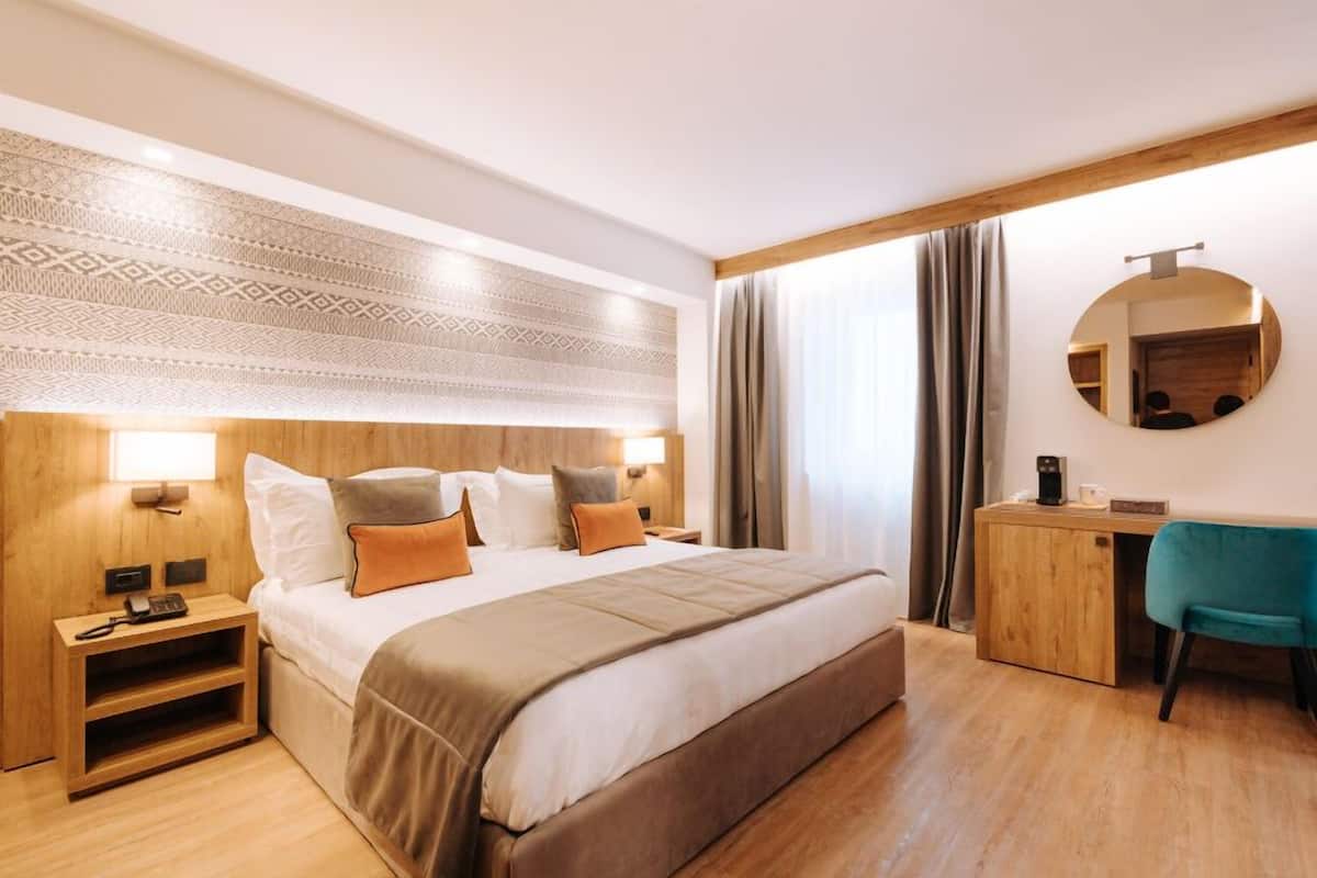Junior Suite | 1 bedroom, hypo-allergenic bedding, minibar, in-room safe