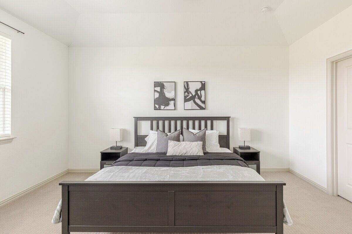 2 bedrooms, desk, WiFi, bed sheets