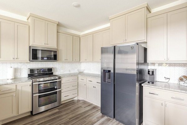 Refrigerador, microondas, horno, placa de cocina